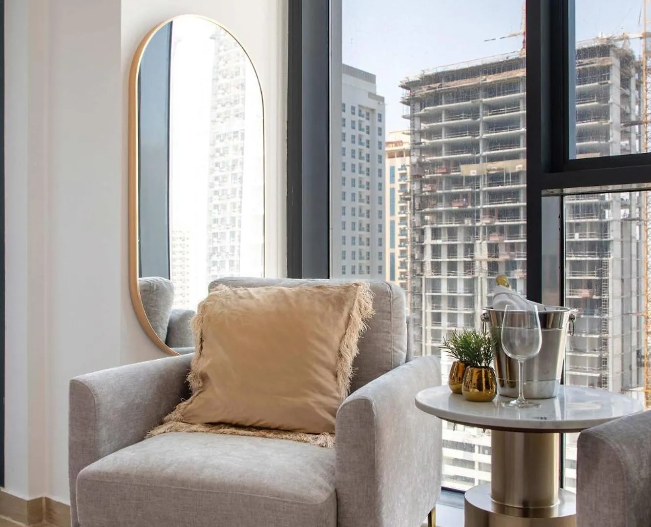 Frank Porter - Regina Tower Dubai 0*,