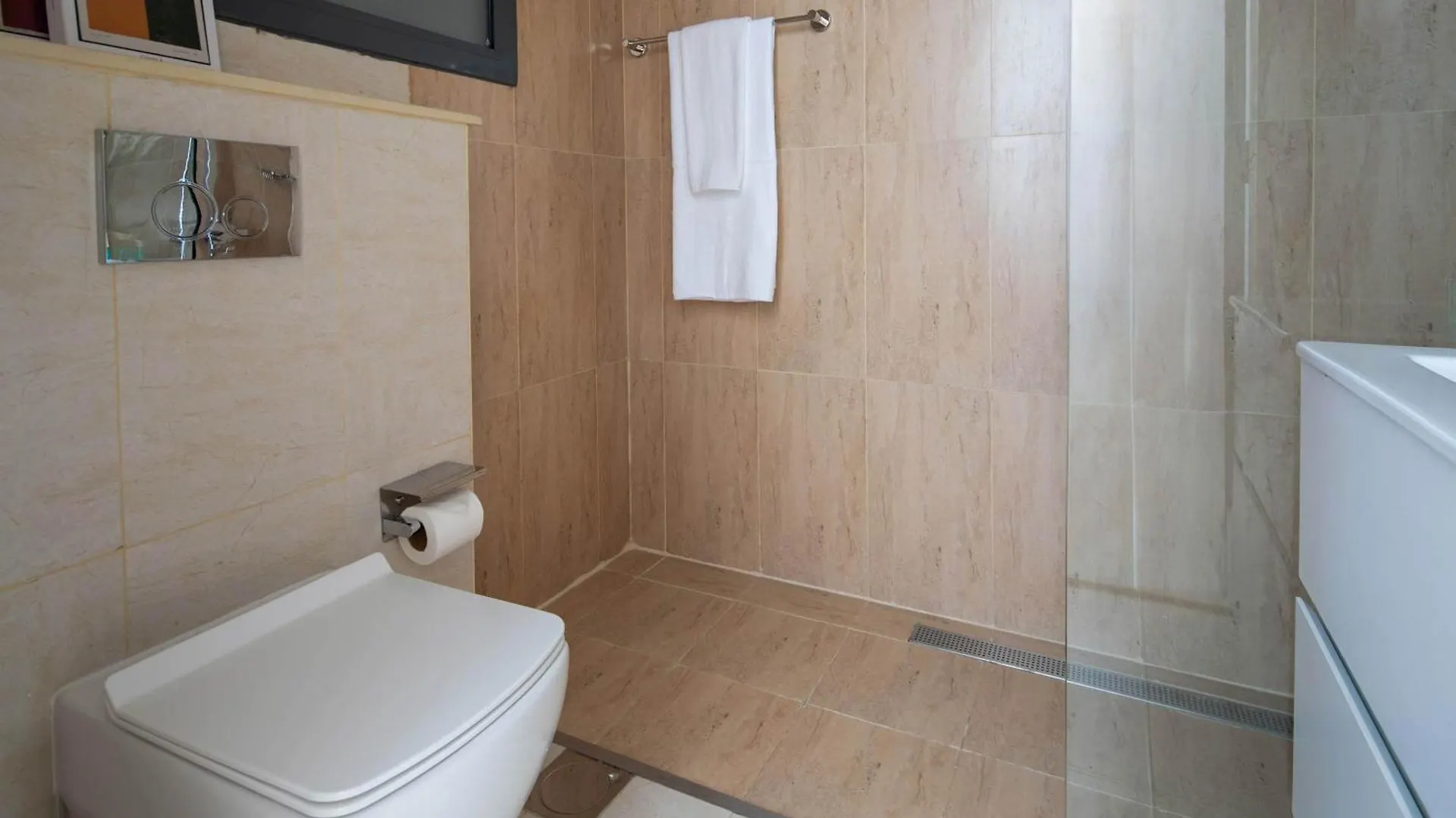 Frank Porter - Regina Tower Dubai Apartment